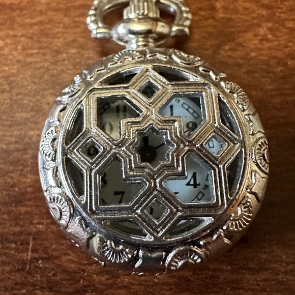 Quartz Silver-Tone Pocketwatch Pendant Necklace 16" SO PRETTY! - Picture 2 of 7